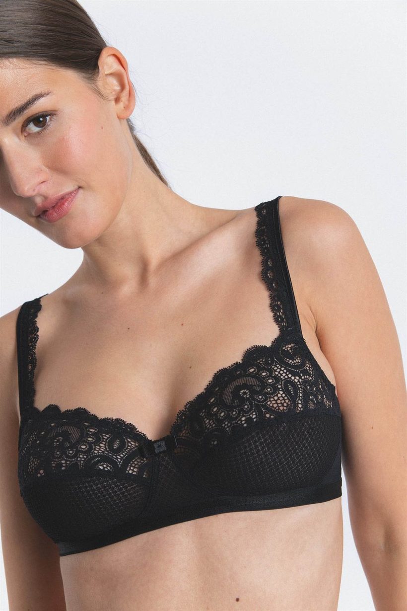 Frau in einem schwarzen Soft-BH aus Spitze von Maison Lejaby