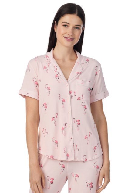 Frau in einem rosa Pyjama aus Modal-Jersey mit Flamingo-Druck von Kate Spade